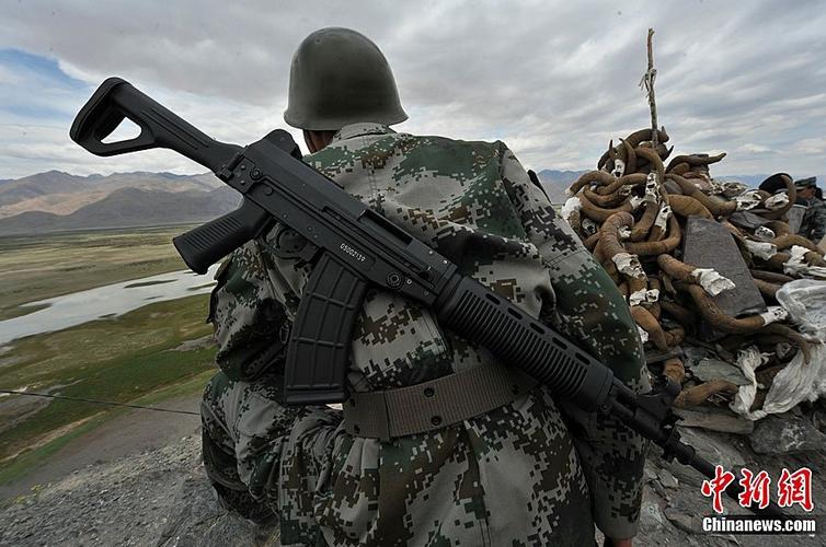 背枪的姿势都有哪几种_老式步枪枪口朝上背枪更稳,现代背枪方式多样,战术背枪更注重速度和灵活 背枪的姿势都有哪几种_老式步枪枪口朝上背枪更稳,现代背枪方式多样,战术背枪更注重速度和灵活