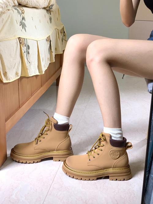 踢不烂大黄靴穿搭_大黄靴百搭时尚，秋冬必备！