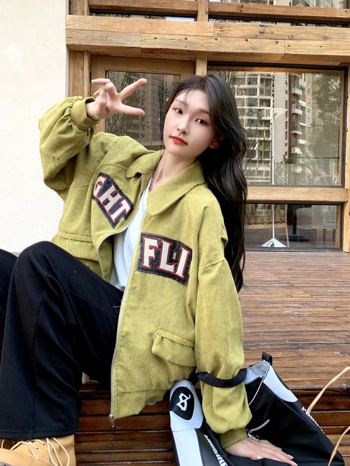 灯绒工装外套怎么搭配_复古灯绒外套，秋冬实穿百搭，多色可选