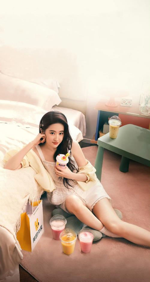 刘亦菲白袜子搭配_刘亦菲巴黎穿LV小黑裙配白袜子,时尚感引争议 刘亦菲白袜子搭配_刘亦菲巴黎穿LV小黑裙配白袜子,时尚感引争议