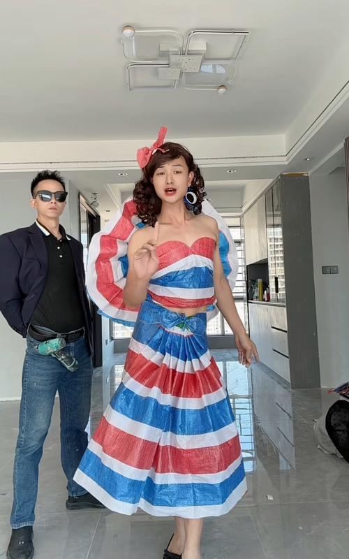 癫婆表演一件衣服的不同穿法_反抗母亲穿衣规矩,离家获自由衣橱革命 癫婆表演一件衣服的不同穿法_反抗母亲穿衣规矩,离家获自由衣橱革命