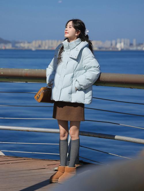 冰蓝色羽绒服怎么搭配_冰蓝羽绒服 百搭时尚,通勤约会都好看 冰蓝色羽绒服怎么搭配_冰蓝羽绒服 百搭时尚,通勤约会都好看