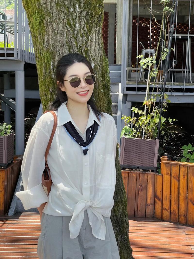 女衬衫搭配长条丝巾_绿条纹衬衫配丝巾,时尚又亮眼! 女衬衫搭配长条丝巾_绿条纹衬衫配丝巾,时尚又亮眼!