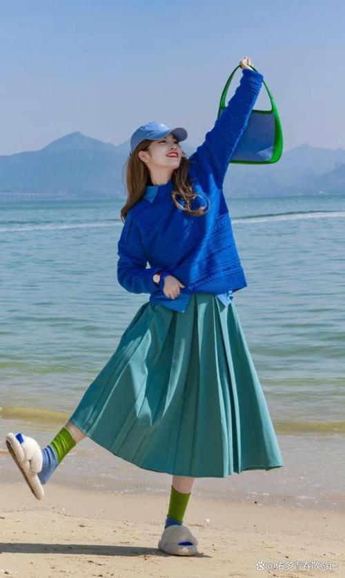 鲜蓝色配什么颜色裤子_蓝色上衣搭配裤子的时尚指南 鲜蓝色配什么颜色裤子_蓝色上衣搭配裤子的时尚指南