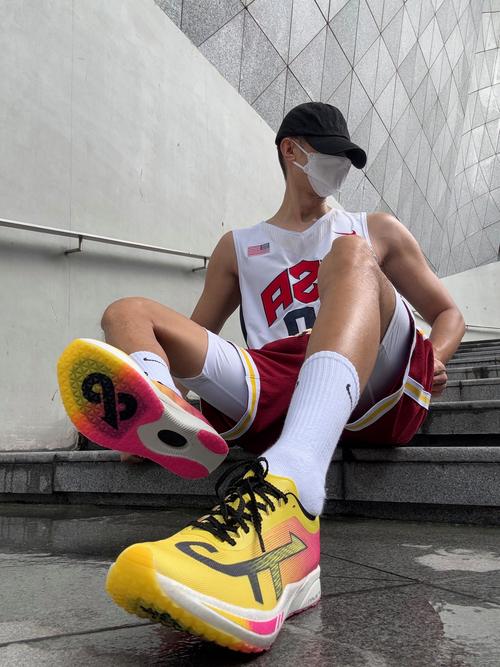 碳板鞋配什么裤子好看_碳板鞋百搭，牛仔裤运动裤都合适！