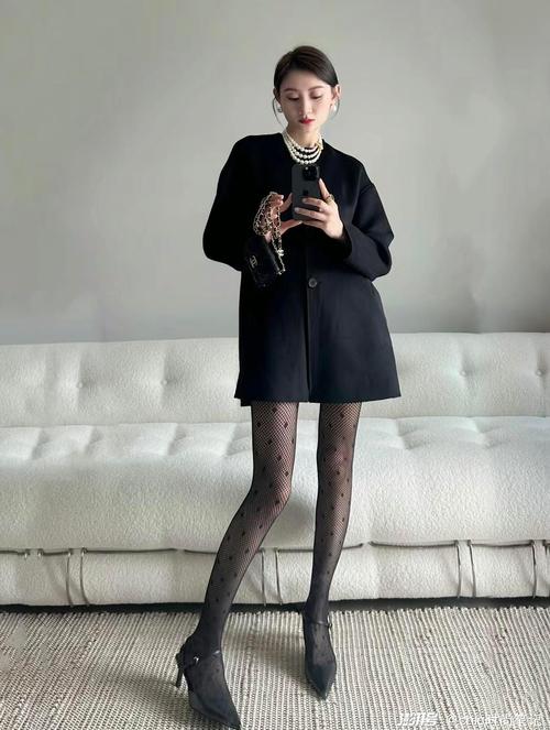 帮姐姐完成年会穿搭攻略_优雅丝绒裙职业装变装新中式礼服,配饰提气质 帮姐姐完成年会穿搭攻略_优雅丝绒裙职业装变装新中式礼服,配饰提气质