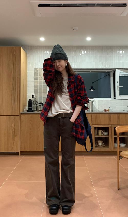 中腰牛仔裤穿着舒服吗_舒适显腰细，百搭实用好选择