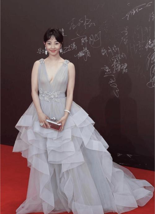 胸中间露出的衣服是什么款式_蔡依林机场内衣秀，时尚新潮流！